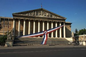 Tout est bon pour les hommes politiques du moment qu'on parlent d'eux. Le tout est de savoir pour eux tourner la veste dans le sens du baromètre éléctoral. Mais qui parle des vrais sujets ?